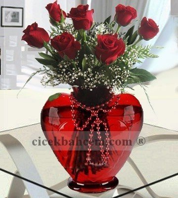 Kalp Vazoda 7 Adet Kırmızı Gül