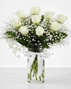 Vazoda 9 adet beyaz gül aranjmanı masaüstü dekorasyonu