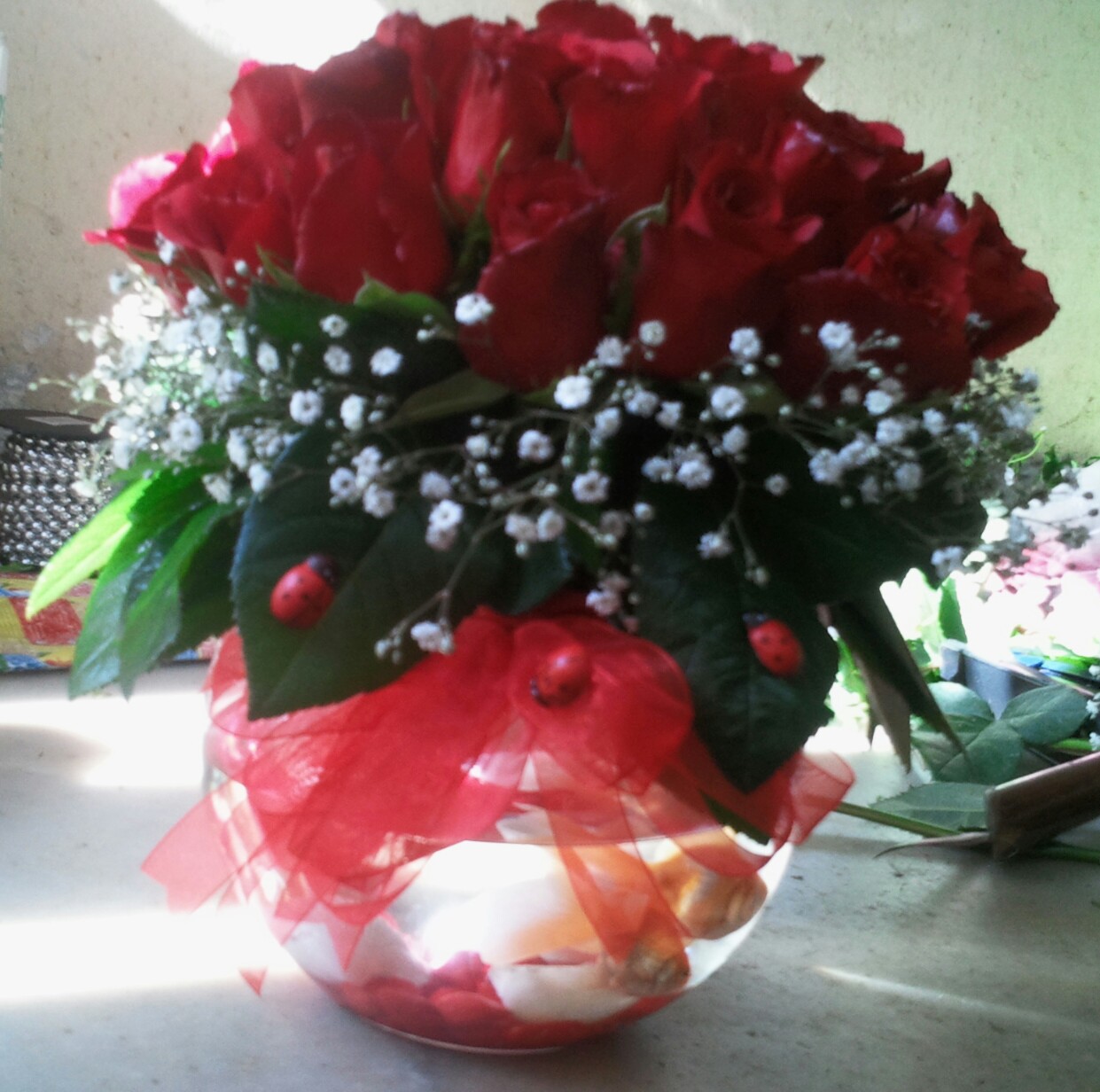 21 Adet Cam Fanusta Kırmızı Gül Balıklı Çiçek - Görsel 2