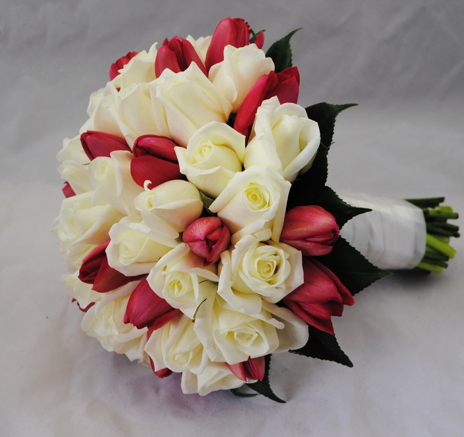 Beyaz Gül Kırmızı Lale Gelin Buketi - Görsel 2