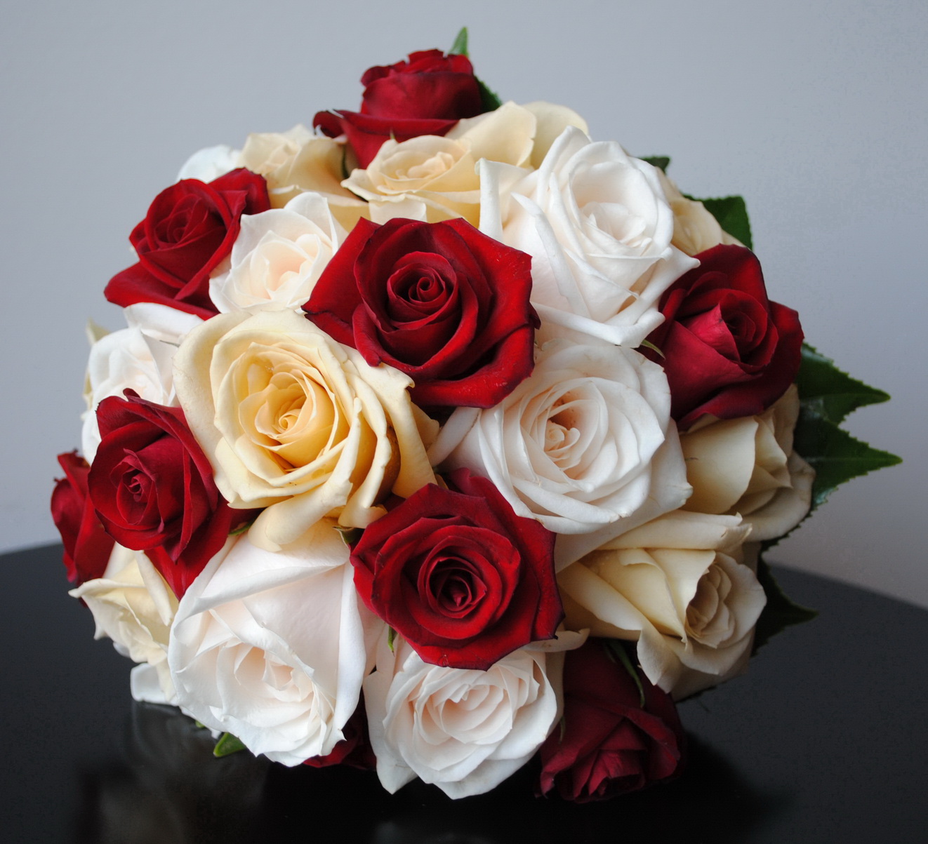 Kırmızı Beyaz Somon Renk Gelin Buketleri - Görsel 2