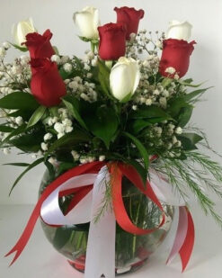 Romantik Kalple Vazoda 9 Adet Kırmızı Beyaz Gül
