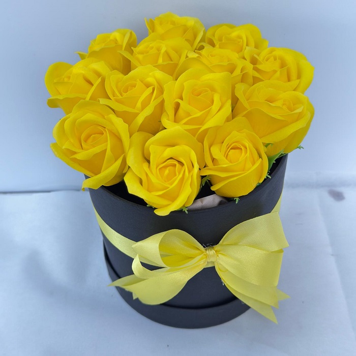 13 Adet Gerçek Görünümlü Sarı Gül - Siyah Kutuda - Görsel 3