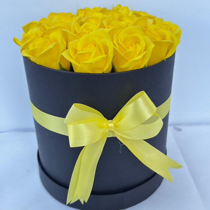 17 Adet Gerçek Görünümlü Sarı Gül - Siyah Kutuda - Görsel 2