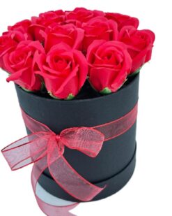 Tutkunun Simgesi: 11 Adet Kırmızı Yapay Gül Aranjmanı