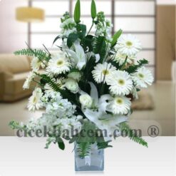 Gönül Bahçesi – Kare Vazoda Beyaz Gerbera ve Lilyum