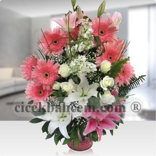 Sıcak Bir Merhaba – Pembe Gerbera ve Beyaz Çiçek Aranjmanı