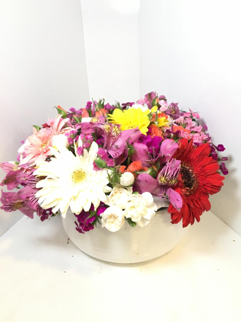 Kalpten Tebessüm – Kasede Renkli Gerbera ve Çiçekler